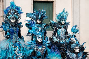 Costumi del Carnevale di Venezia davanti alla chiesa di San Zaccaria.