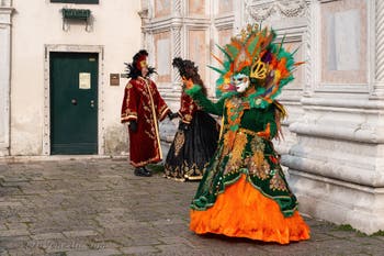 Costumi del Carnevale di Venezia davanti alla chiesa di San Zaccaria.