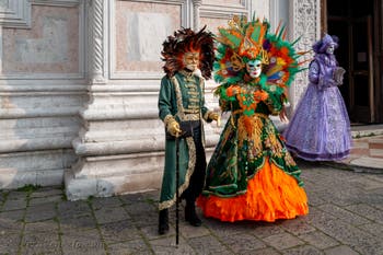 Costumi del Carnevale di Venezia davanti alla chiesa di San Zaccaria.