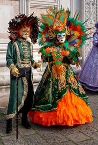 Costumi del Carnevale di Venezia davanti alla chiesa di San Zaccaria.