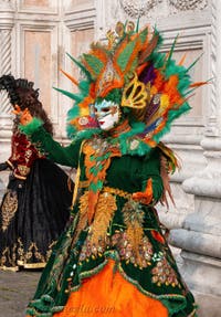 Costumi del Carnevale di Venezia davanti alla chiesa di San Zaccaria.