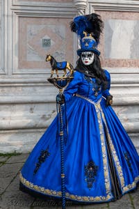 Costumi del Carnevale di Venezia davanti alla chiesa di San Zaccaria.