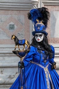 Costumi del Carnevale di Venezia davanti alla chiesa di San Zaccaria.