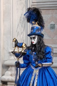 Costumi del Carnevale di Venezia davanti alla chiesa di San Zaccaria.