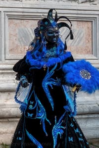 Costumi del Carnevale di Venezia davanti alla chiesa di San Zaccaria.