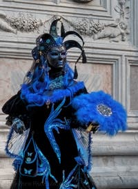 Costumi del Carnevale di Venezia davanti alla chiesa di San Zaccaria.