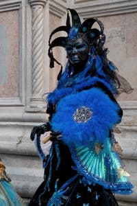 Costumi del Carnevale di Venezia davanti alla chiesa di San Zaccaria.