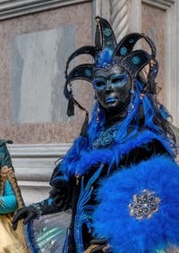 Costumi del Carnevale di Venezia davanti alla chiesa di San Zaccaria.