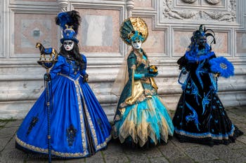 Costumi del Carnevale di Venezia davanti alla chiesa di San Zaccaria.