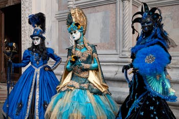 Costumi del Carnevale di Venezia davanti alla chiesa di San Zaccaria.