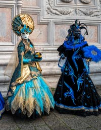 Costumi del Carnevale di Venezia davanti alla chiesa di San Zaccaria.