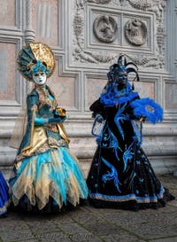 Costumi del Carnevale di Venezia davanti alla chiesa di San Zaccaria.