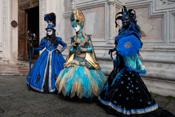 Costumi del Carnevale di Venezia davanti alla chiesa di San Zaccaria.