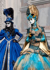 Costumi del Carnevale di Venezia davanti alla chiesa di San Zaccaria.