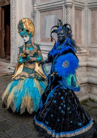 Costumi del Carnevale di Venezia davanti alla chiesa di San Zaccaria.