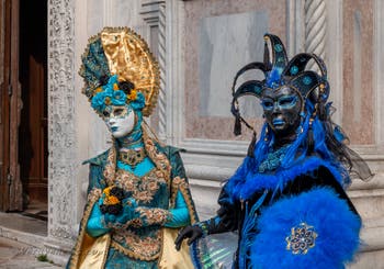 Costumi del Carnevale di Venezia davanti alla chiesa di San Zaccaria.