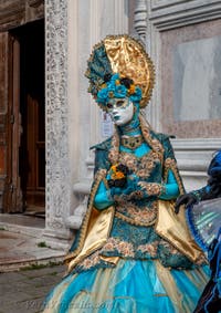 Costumi del Carnevale di Venezia davanti alla chiesa di San Zaccaria.