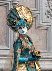 Costumi del Carnevale di Venezia davanti alla chiesa di San Zaccaria.