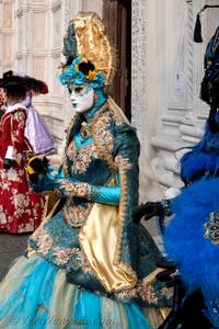 Costumi del Carnevale di Venezia davanti alla chiesa di San Zaccaria.