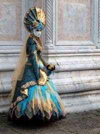 Costumi del Carnevale di Venezia davanti alla chiesa di San Zaccaria.