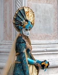 Costumi del Carnevale di Venezia davanti alla chiesa di San Zaccaria.