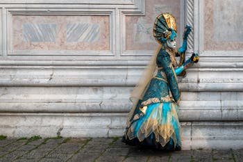 Costumi del Carnevale di Venezia davanti alla chiesa di San Zaccaria.