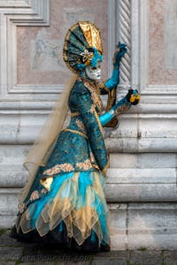 Costumi del Carnevale di Venezia davanti alla chiesa di San Zaccaria.