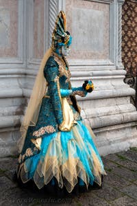 Costumi del Carnevale di Venezia davanti alla chiesa di San Zaccaria.