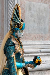 Costumi del Carnevale di Venezia davanti alla chiesa di San Zaccaria.