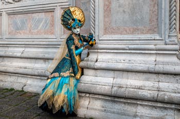 Costumi del Carnevale di Venezia davanti alla chiesa di San Zaccaria.