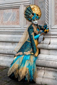 Costumi del Carnevale di Venezia davanti alla chiesa di San Zaccaria.