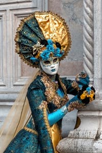 Costumi del Carnevale di Venezia davanti alla chiesa di San Zaccaria.