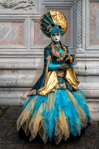 Costumi del Carnevale di Venezia davanti alla chiesa di San Zaccaria.