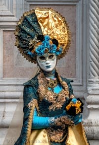 Costumi del Carnevale di Venezia davanti alla chiesa di San Zaccaria.