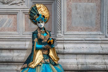 Costumi del Carnevale di Venezia davanti alla chiesa di San Zaccaria.