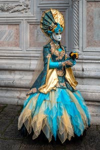 Costumi del Carnevale di Venezia davanti alla chiesa di San Zaccaria.