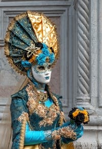 Costumi del Carnevale di Venezia davanti alla chiesa di San Zaccaria.