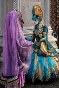 Costumi del Carnevale di Venezia davanti alla chiesa di San Zaccaria.