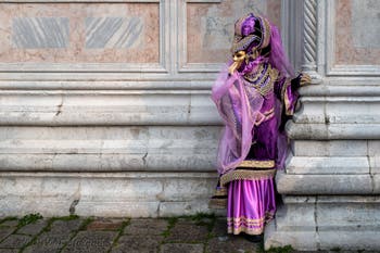 Costumi del Carnevale di Venezia davanti alla chiesa di San Zaccaria.