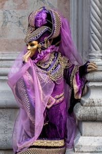 Costumi del Carnevale di Venezia davanti alla chiesa di San Zaccaria.