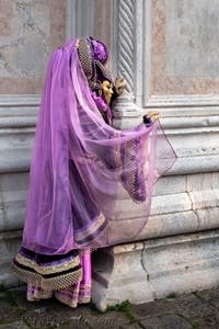 Costumi del Carnevale di Venezia davanti alla chiesa di San Zaccaria.