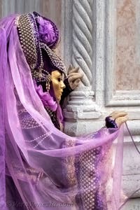 Costumi del Carnevale di Venezia davanti alla chiesa di San Zaccaria.