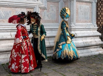 Costumi del Carnevale di Venezia davanti alla chiesa di San Zaccaria.