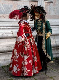 Costumi del Carnevale di Venezia davanti alla chiesa di San Zaccaria.