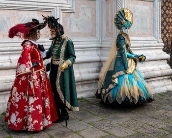 Costumi del Carnevale di Venezia davanti alla chiesa di San Zaccaria.