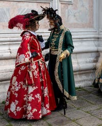 Costumi del Carnevale di Venezia davanti alla chiesa di San Zaccaria.