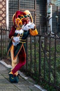 Costumi del Carnevale di Venezia davanti alla chiesa di San Zaccaria.