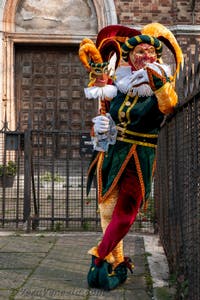 Costumi del Carnevale di Venezia davanti alla chiesa di San Zaccaria.