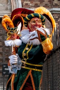 Costumi del Carnevale di Venezia davanti alla chiesa di San Zaccaria.