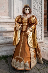 Costumi del Carnevale di Venezia davanti alla chiesa di San Zaccaria.